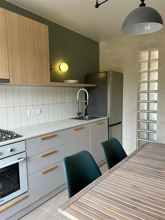 उज्जवल अपार्टमेंट — सभी आवश्यक घरेलू उपकरणों के साथ