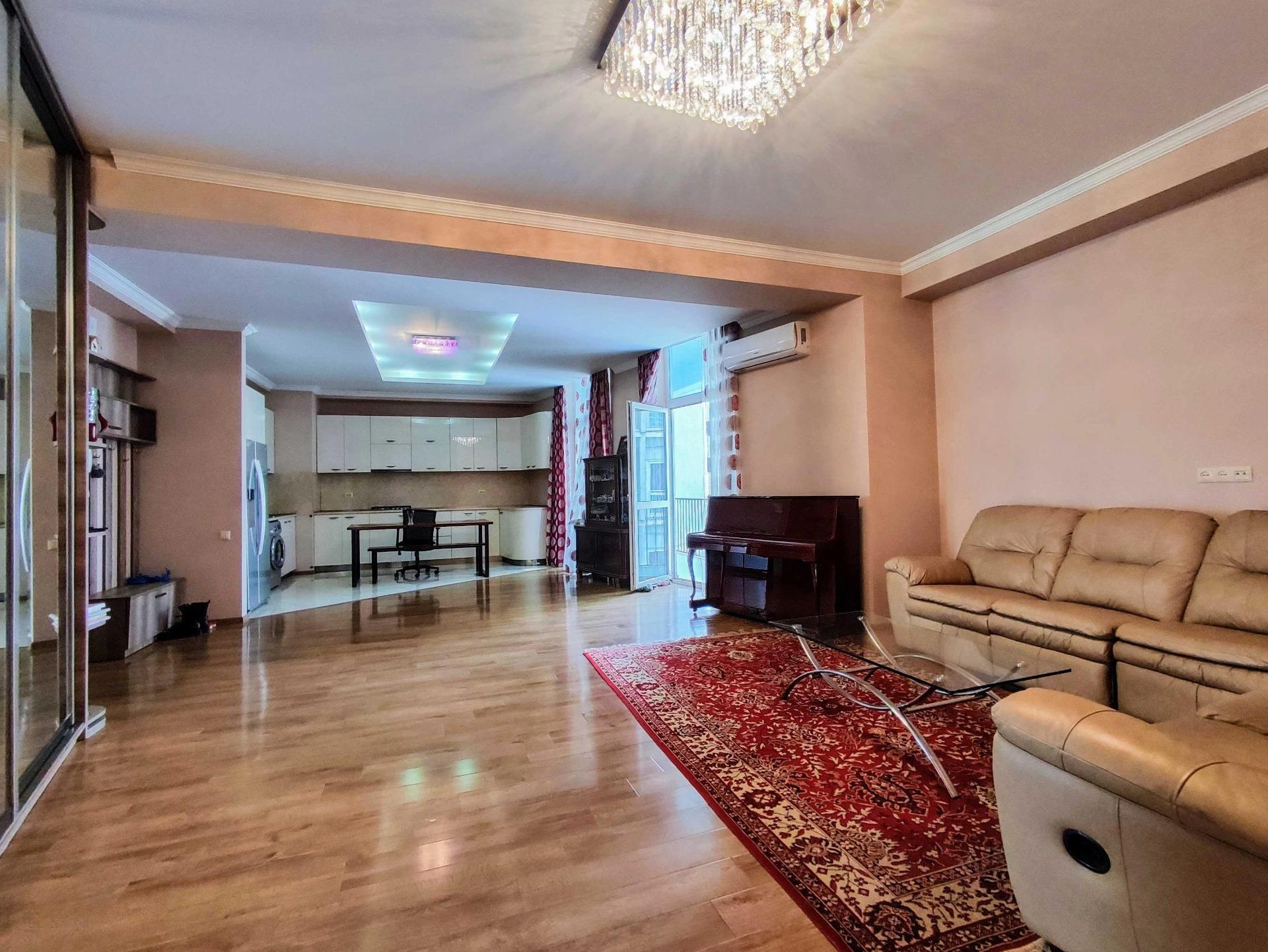 117 m2 का 3-कमरा अपार्टमेंट