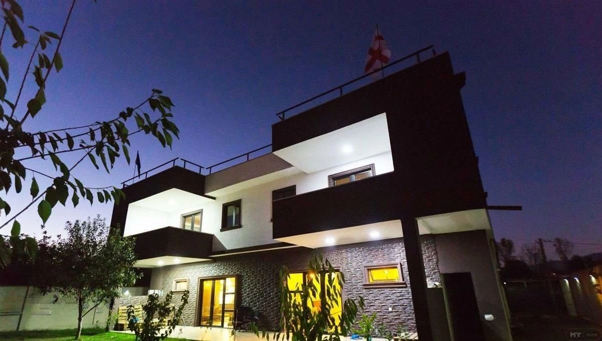 Luxury house 1012 m2 with a swimming pool in Tbilisi