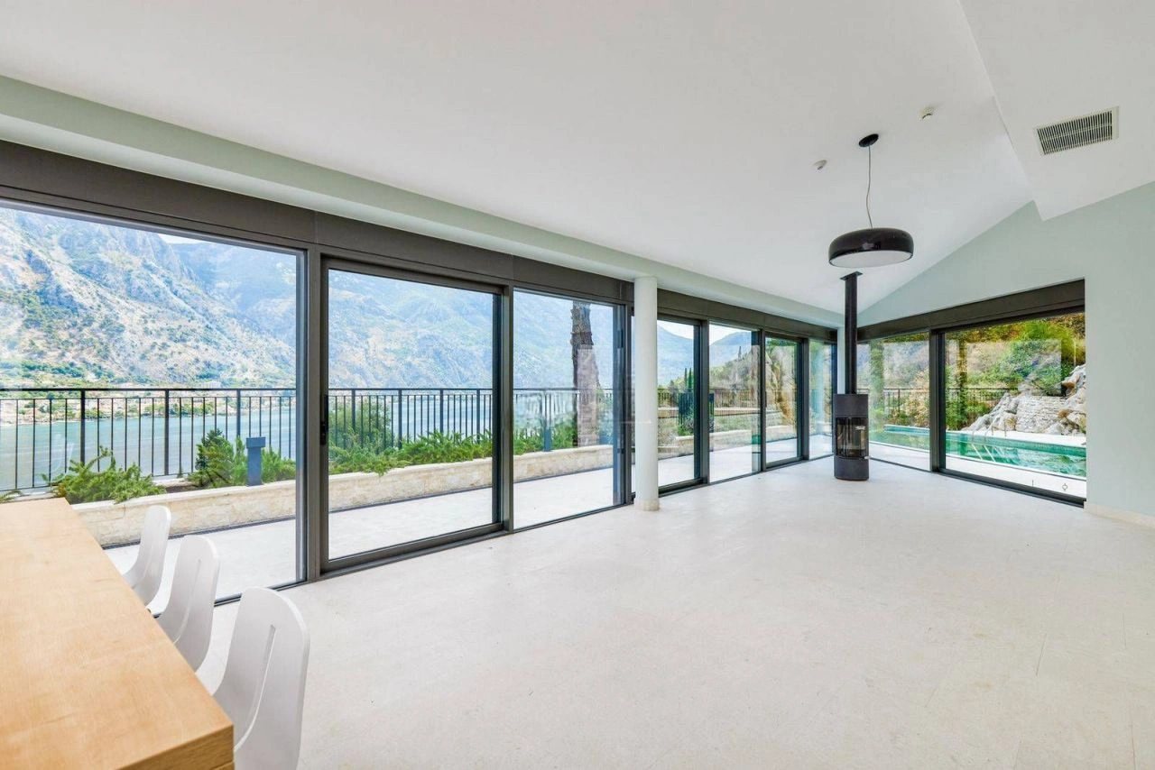 Luxury villa 479 m2 in Prcanj