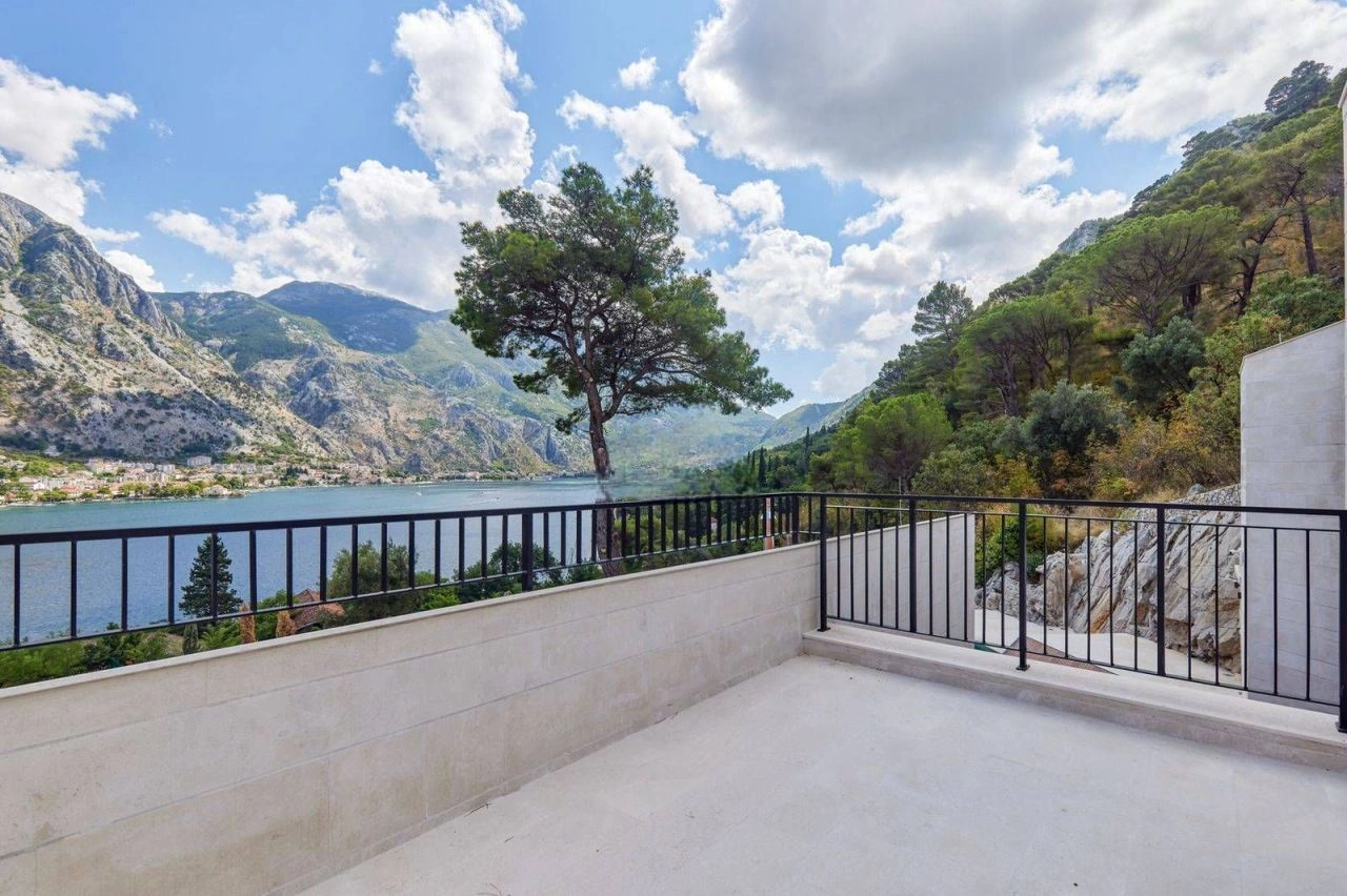 Luxury villa 479 m2 in Prcanj