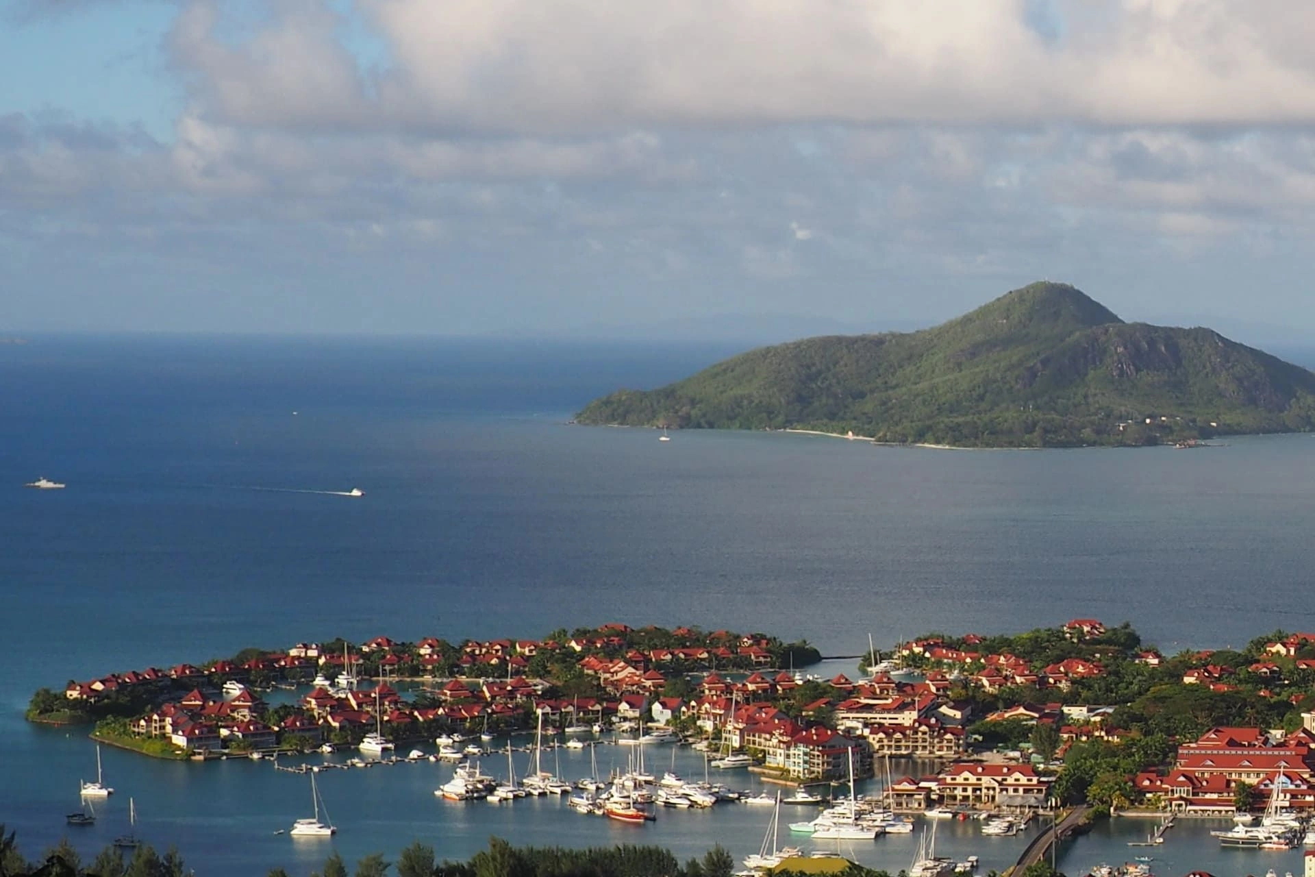 image city Isla Eden