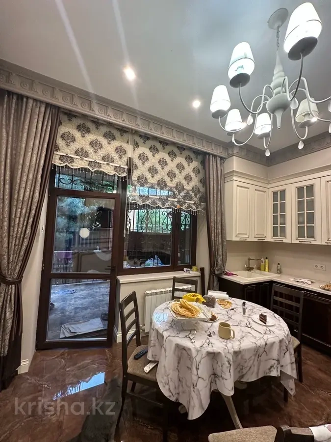 अल्माटी, कज़ाखस्तान में 360 m² का विस्तृत घर