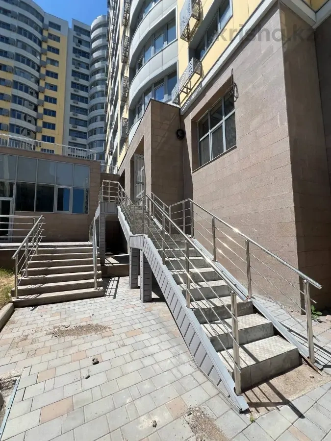 अलमाटी, कज़ाखस्तान में बहुउद्देशीय व्यावसायिक परिसर — 123 m²