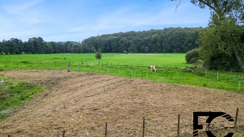 833 m² 地块,可俯瞰比利时 Rte de Redange 的绿地景观