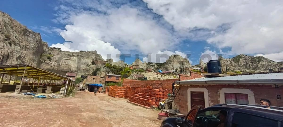 玻利维亚拉巴斯 5000 m² 土地