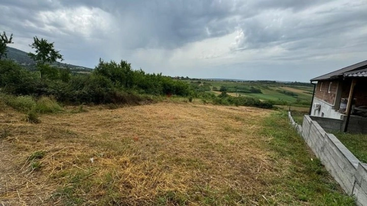 在塞尔维亚贝尔格莱德附近的1718平方米建筑用地