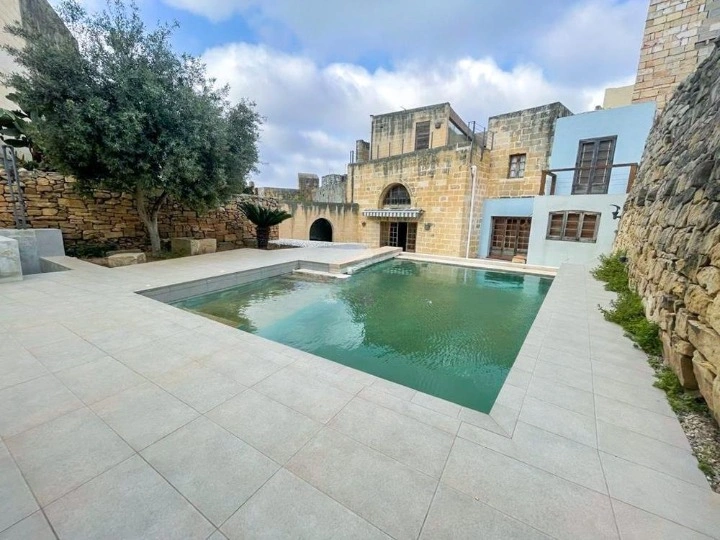 منزل بمساحة 350 m² في قورمي، مالطا