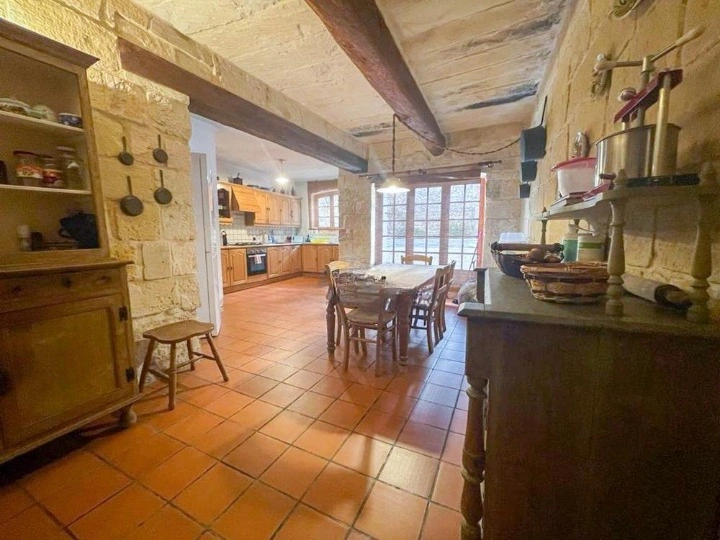 منزل بمساحة 350 m² في قورمي، مالطا