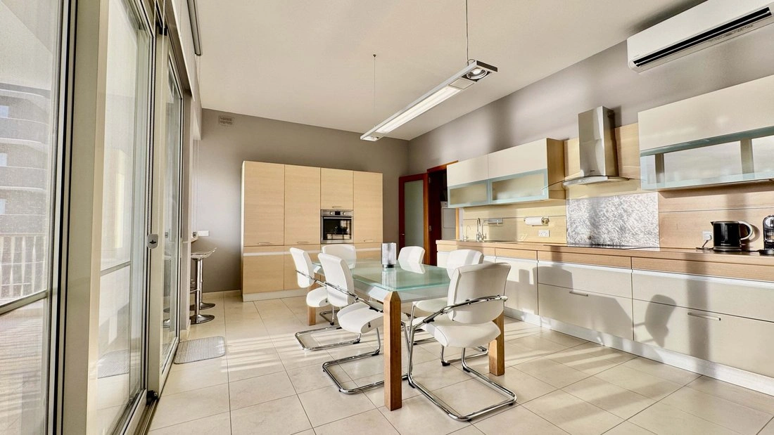 شقة مفروشة بمساحة 174 m² في سليما، مالطا