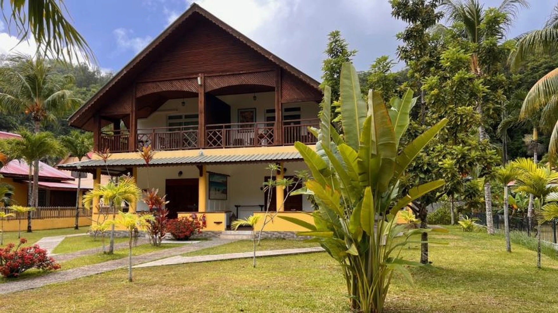 Spacious house of 425 m2 with panoramic windows on Mahe Island