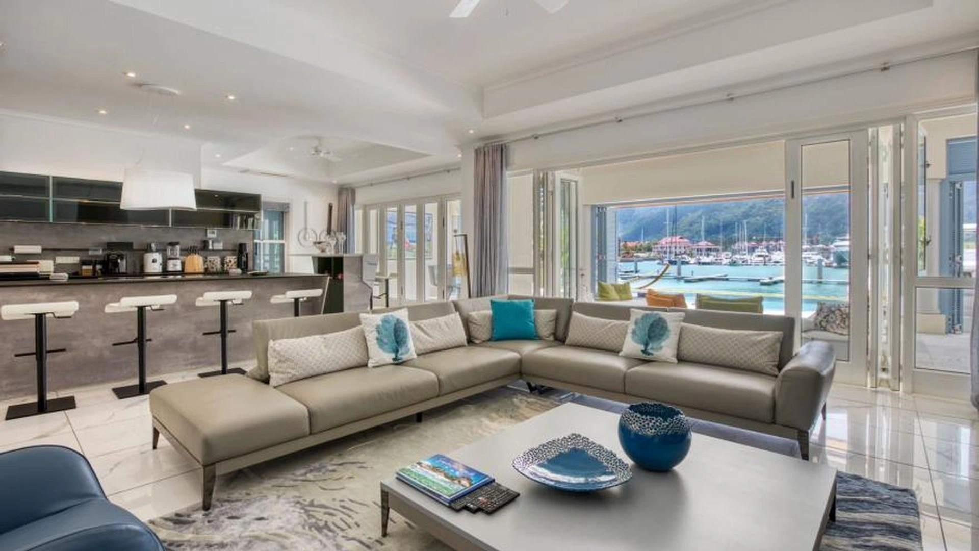 Family villa 5+1 on the first line of the ocean on the island of Eden