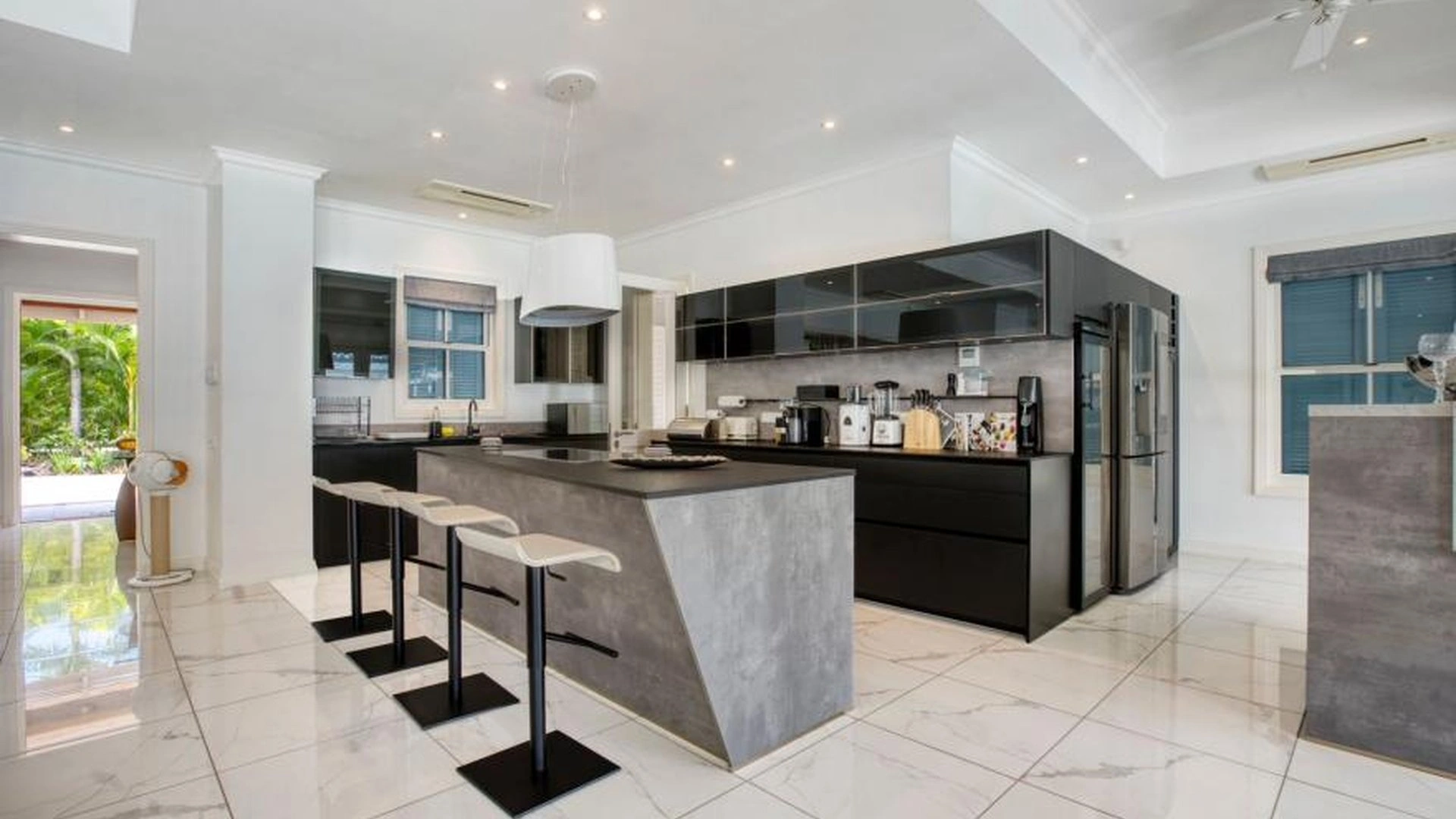 Family villa 5+1 on the first line of the ocean on the island of Eden