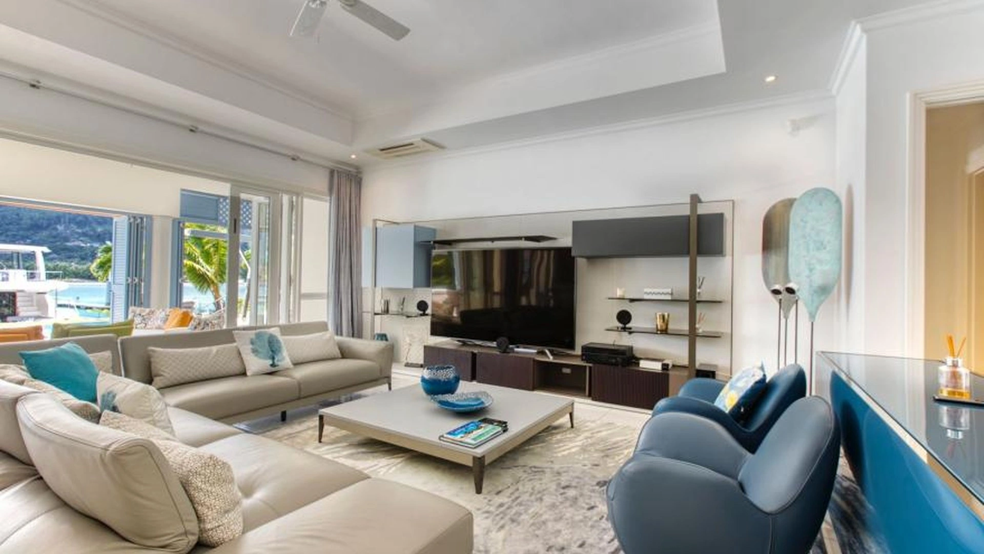 Family villa 5+1 on the first line of the ocean on the island of Eden