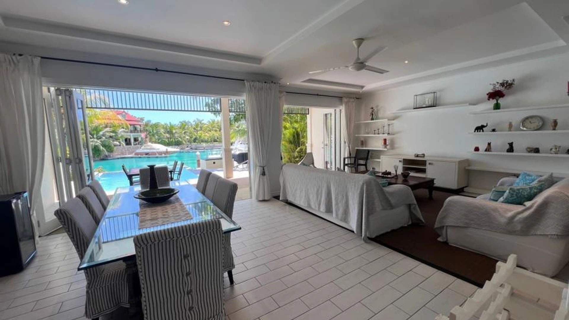 Villa of 300 m2 with sea view on Eden Island