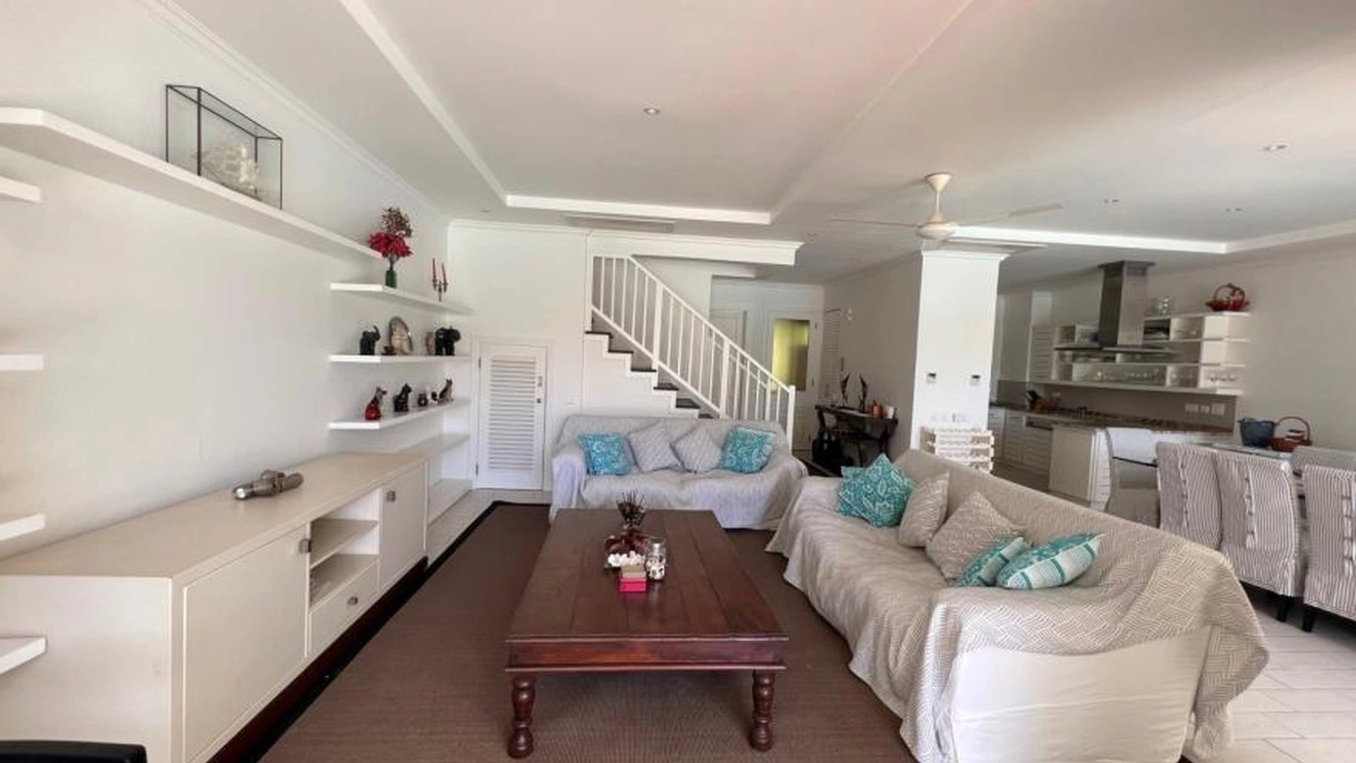 Villa of 300 m2 with sea view on Eden Island