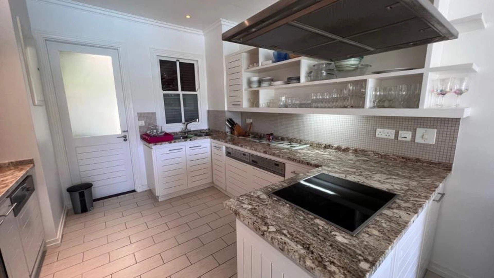 Villa of 300 m2 with sea view on Eden Island