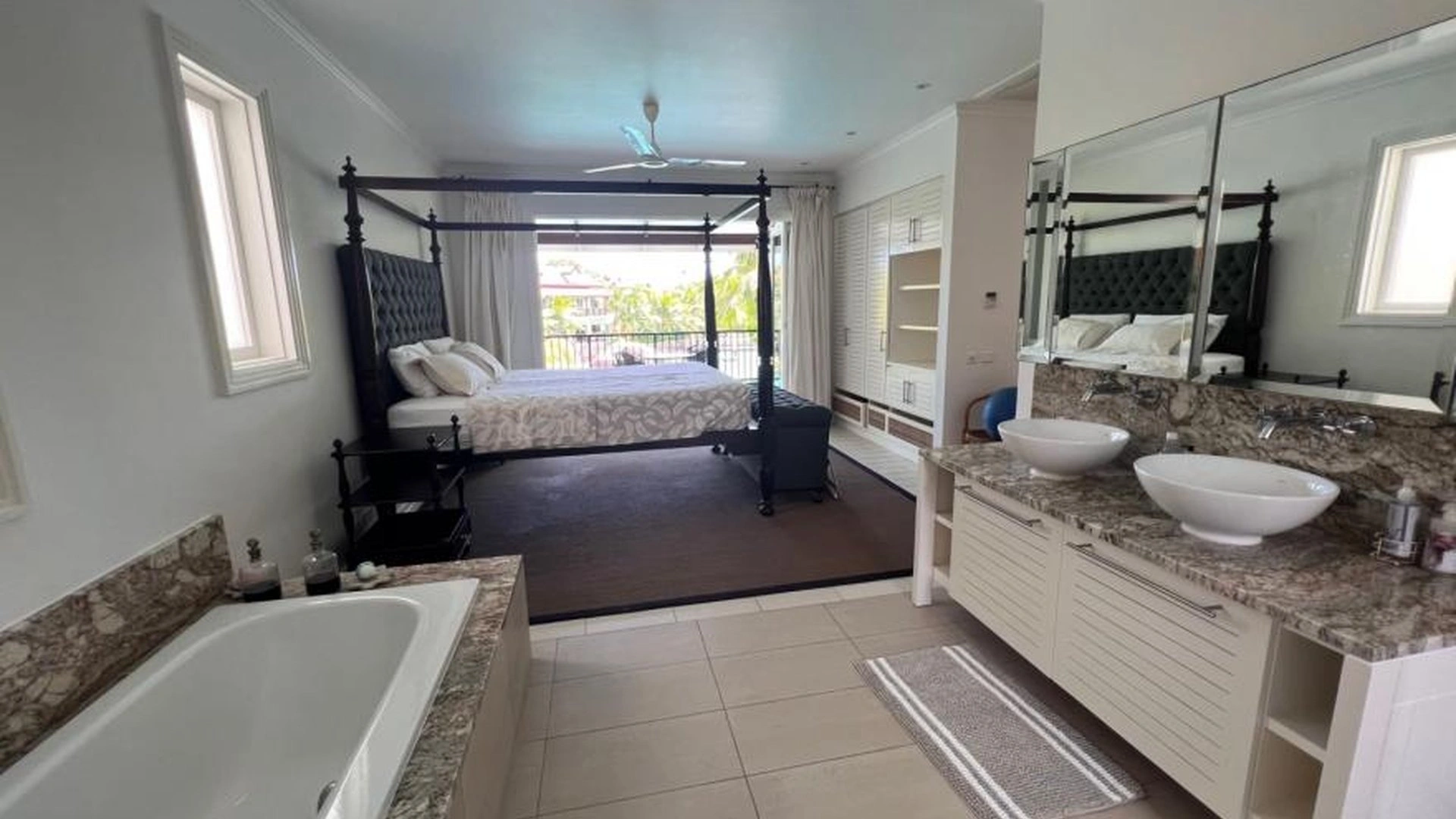 Villa of 300 m2 with sea view on Eden Island