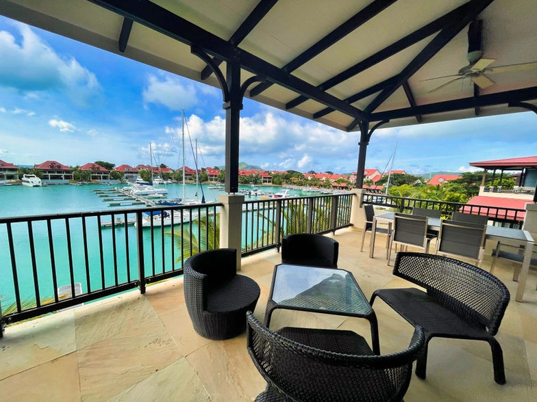 Penthouse of 221 m2 with a view of the marina on the island of Eden