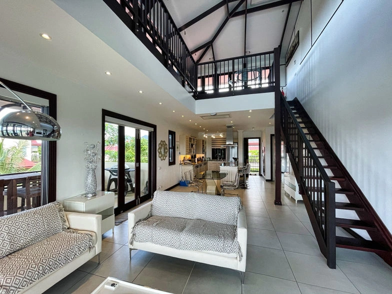 Penthouse of 221 m2 with a view of the marina on the island of Eden