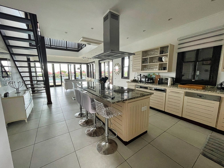 Penthouse of 221 m2 with a view of the marina on the island of Eden