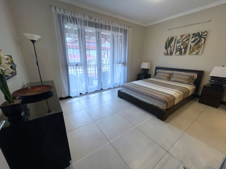 Penthouse of 221 m2 with a view of the marina on the island of Eden