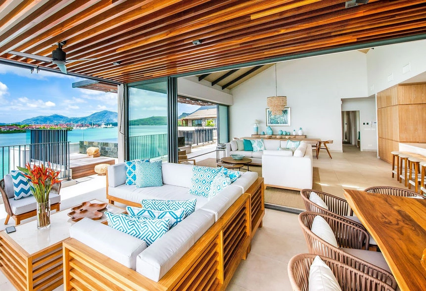 Spacious 320 m2 beachfront penthouse on Mahe Island
