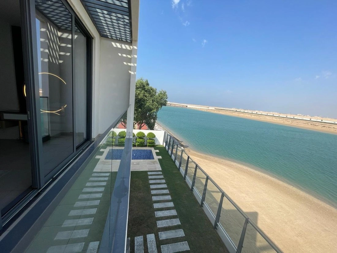 Семейная вилла 5+1 с видом на пляж в Шардже, ОАЭ