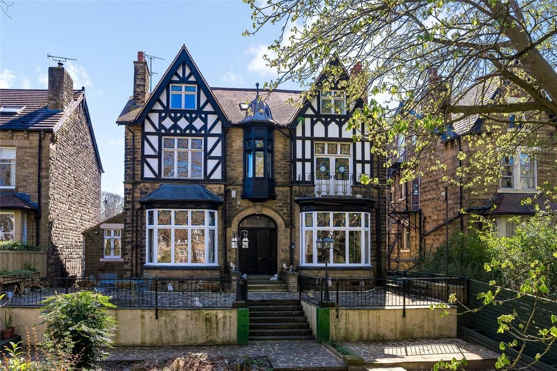 Casa familiare di 537 m2 con prato curato a Leeds, Regno Unito