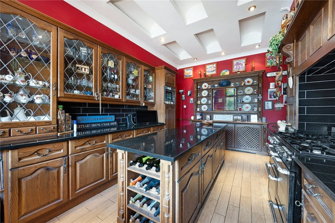 Casa familiare di 537 m2 con prato curato a Leeds, Regno Unito