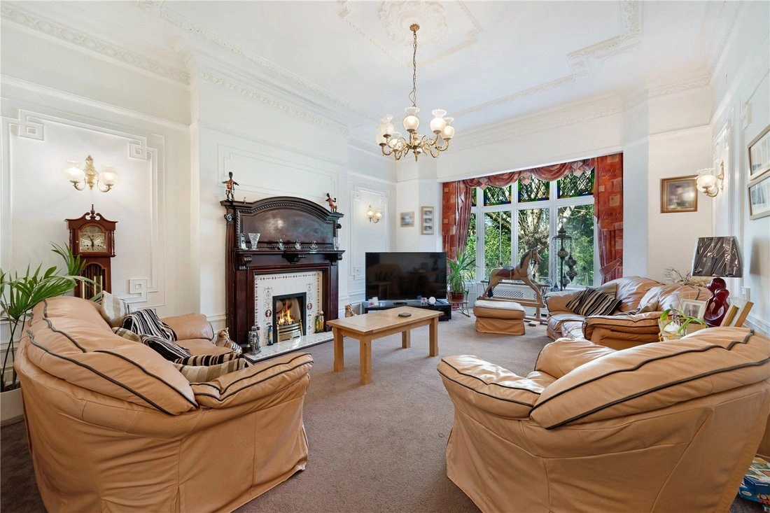 Casa familiare di 537 m2 con prato curato a Leeds, Regno Unito