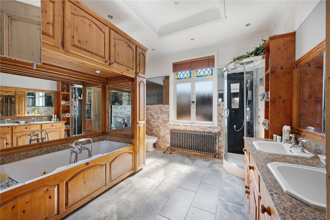 Casa familiare di 537 m2 con prato curato a Leeds, Regno Unito