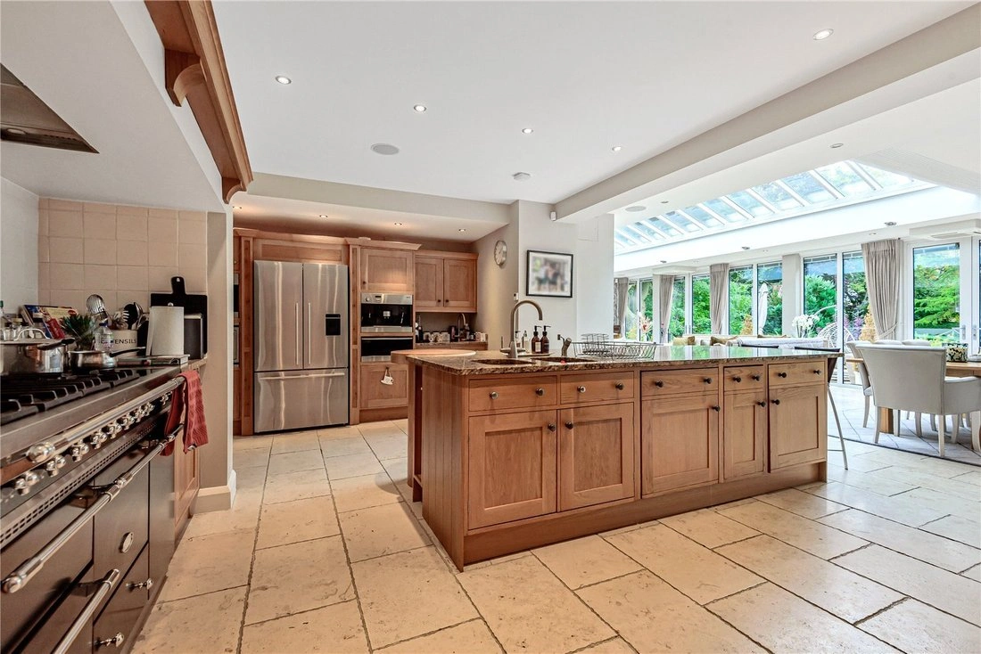 منزل مفروش بمساحة 505 م² مع حديقة واسعة في ليدز، المملكة المتحدة