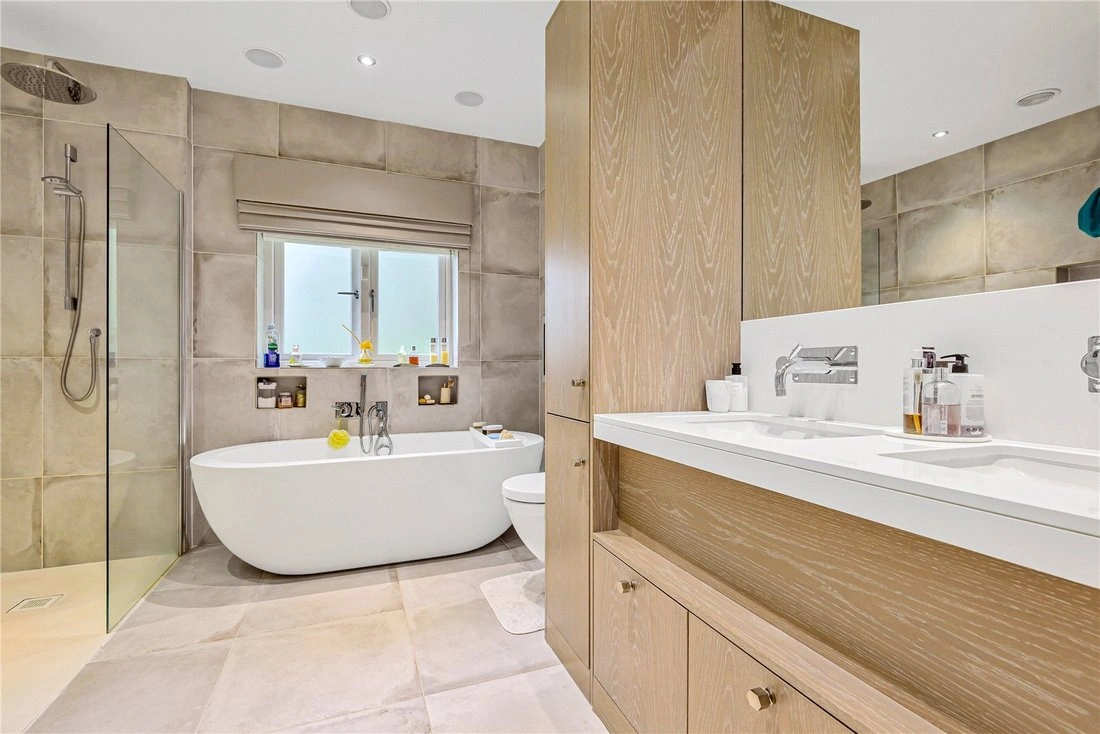 منزل مفروش بمساحة 505 م² مع حديقة واسعة في ليدز، المملكة المتحدة