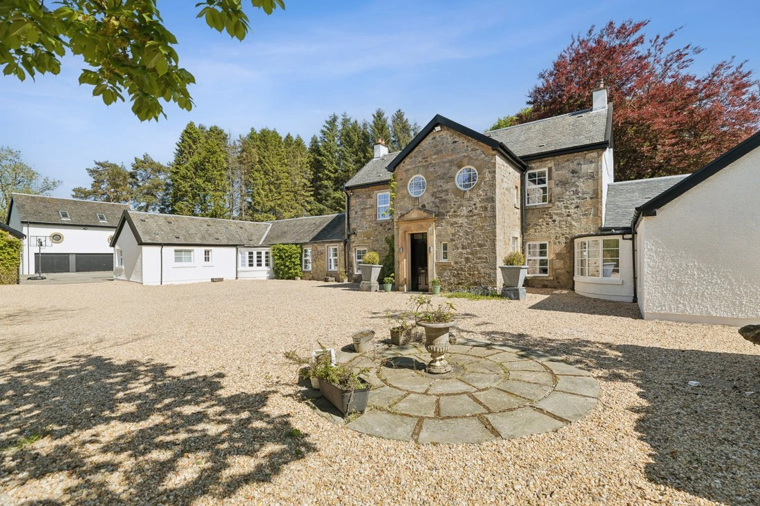 منزل عائلي بمساحة 465 م² مع بركة في غلاسكو، المملكة المتحدة