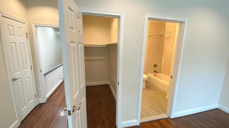 वॉशिंगटन, यूएसए में विशाल 4-बेडरूम अपार्टमेंट