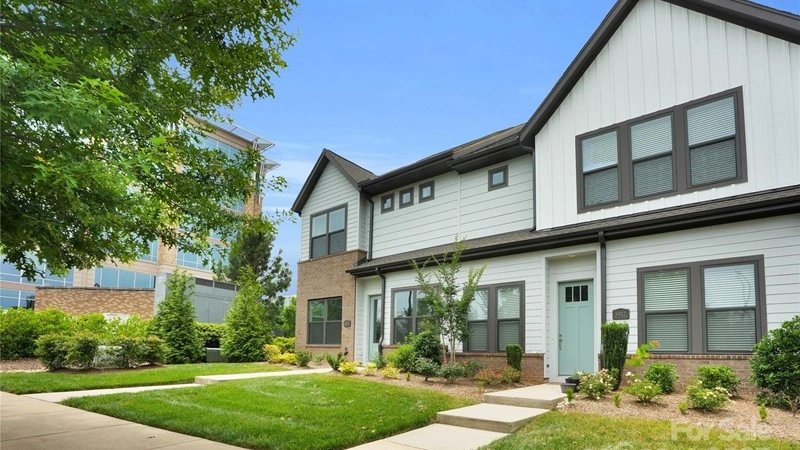 चार्लोट, यूएसए में विशाल 4-बेडरूम अपार्टमेंट