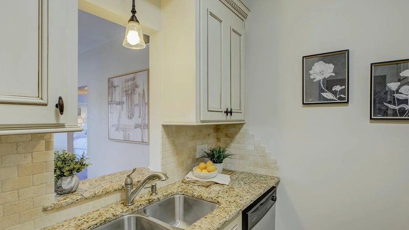 शार्लोट, यूएसए में धूप से भरपूर 2‑बेडरूम अपार्टमेंट