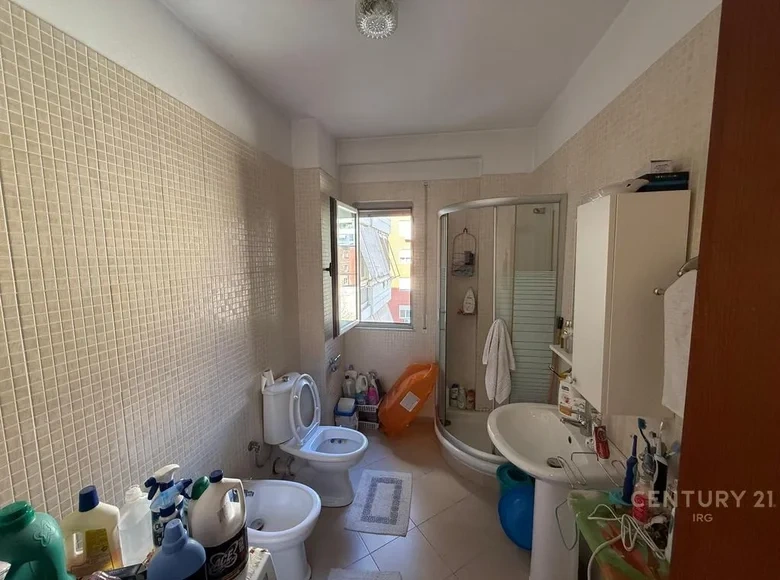 شقة واسعة مكونة من غرفتي نوم في تيرانا، ألبانيا