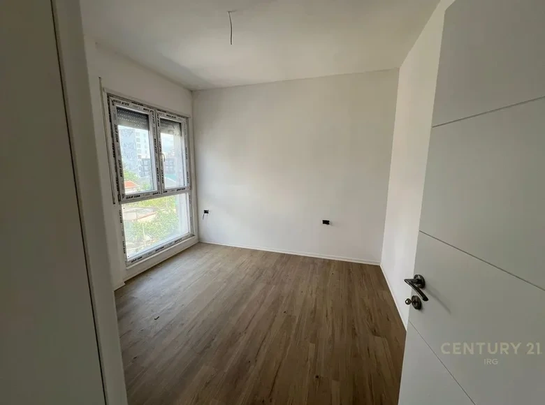 टिराना, अल्बानिया में रोशन 2‑बेडरूम अपार्टमेंट