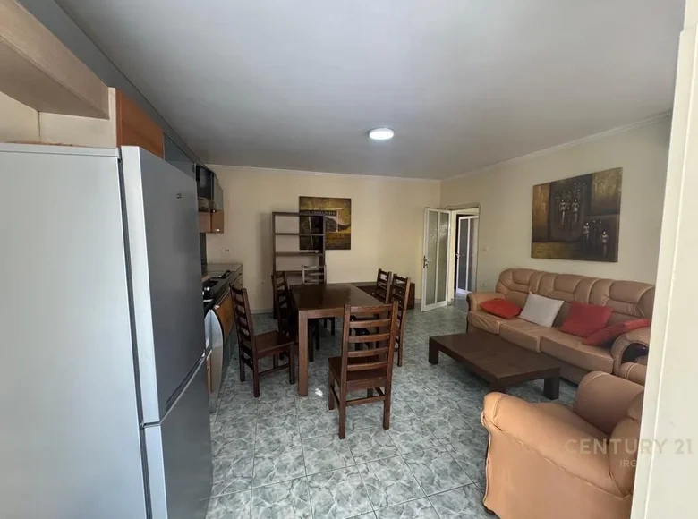 टिराना, अल्बानिया में 78 m² का प्रकाशमान अपार्टमेंट