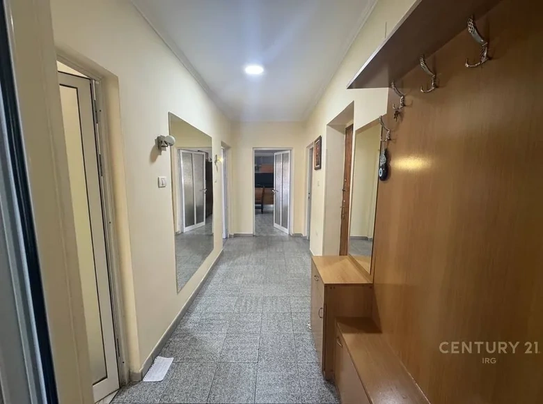 टिराना, अल्बानिया में 78 m² का प्रकाशमान अपार्टमेंट