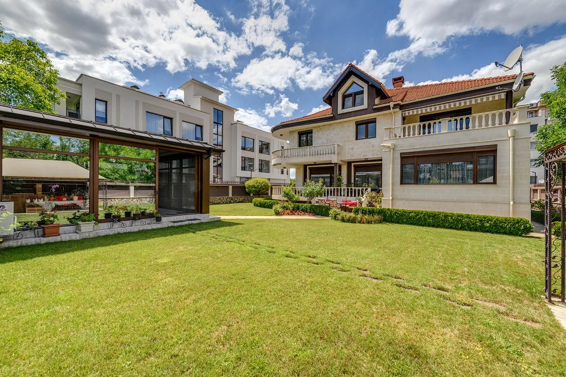 Luxury townhouse 1000 m2 in Sofia, Bulgaria