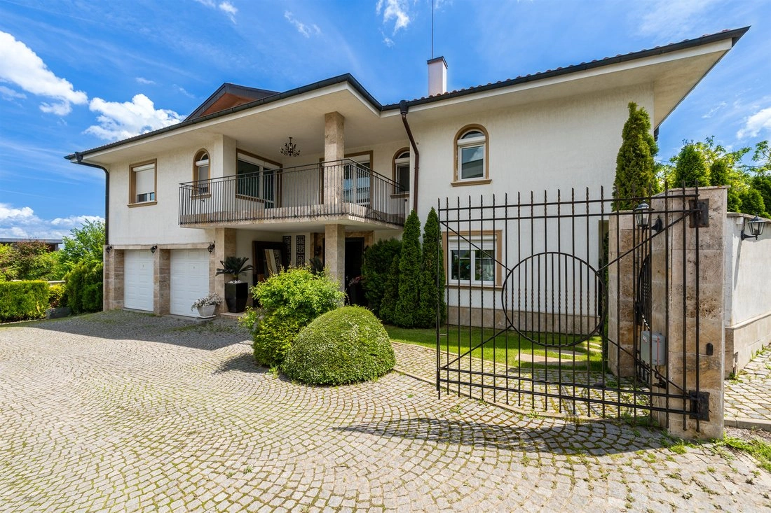 Spacious house 688 m2 in Sofia, Bulgaria