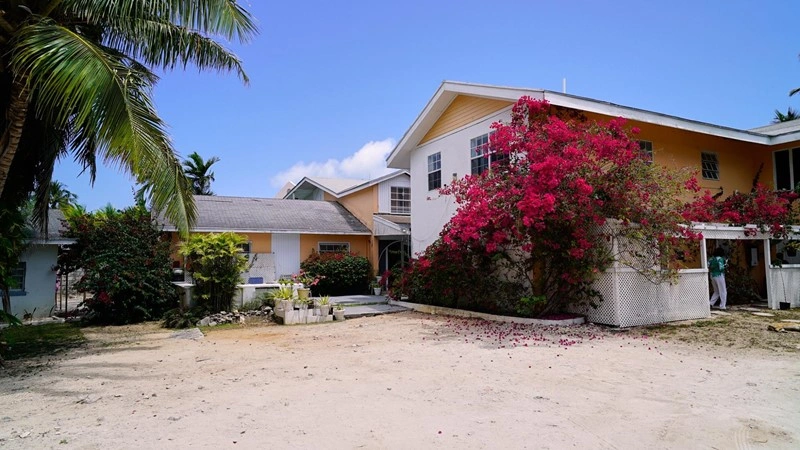 House 1592 m2 with open pool in Nassau, Bahamas