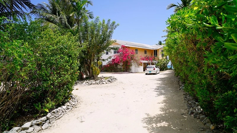 House 1592 m2 with open pool in Nassau, Bahamas