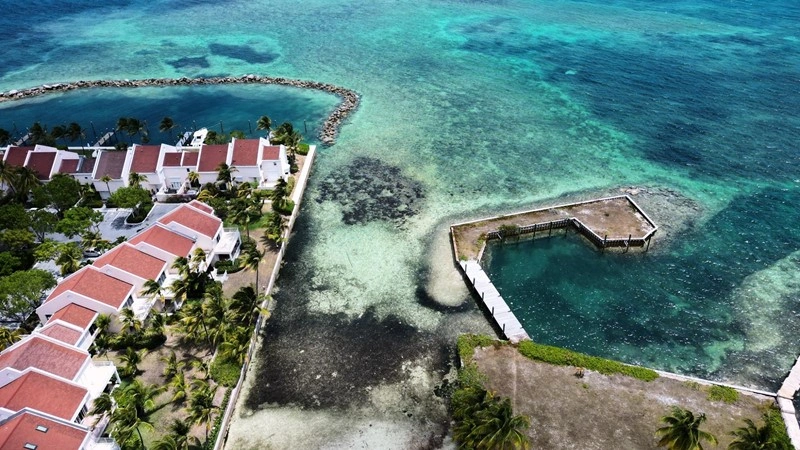 House 1592 m2 with open pool in Nassau, Bahamas