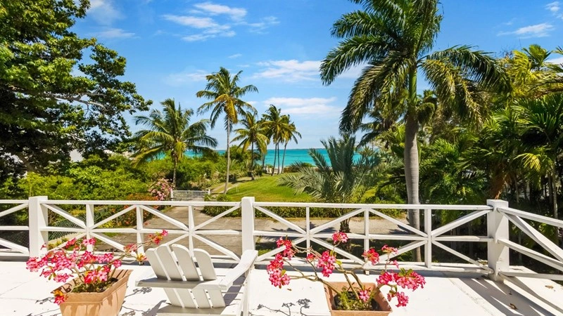 House 10+1 with open kitchen in Nassau, Bahamas