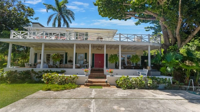 House 10+1 with open kitchen in Nassau, Bahamas