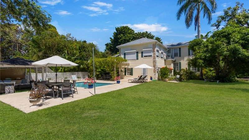 House 10+1 with open kitchen in Nassau, Bahamas